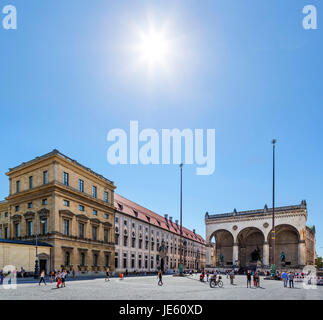 München, Deutschland. Odeonsplatz mit Blick auf die Feldernalle mit der Seite der Residenz auf der linken Seite, München, Bayern, Deutschland Stockfoto