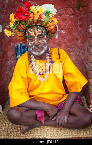 Ein Hindu Sadu heiliger Mann oder Sadhu auf den Straßen von Patan in Nepal, Nepal, Kathmandu Vally Stockfoto