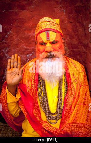 Ein Hindu Sadu heiliger Mann oder Sadhu auf den Straßen von Patan in Nepal, Nepal, Kathmandu Vally Stockfoto