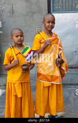 Zwei Hindu Jungs bei Feier in Nepal, tibetischen Volkes schildert, Close-Ups des tibetischen in Sitten, Kleinkinder, R Kinder, Männlich, Weiblich, Jungs ich Stockfoto