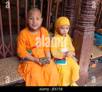 Zwei Hindu Jungs bei Feier in Nepal, tibetischen Volkes schildert, Close-Ups des tibetischen in Sitten, Kleinkinder, R Kinder, Männlich, Weiblich, Jungs ich Stockfoto