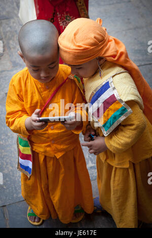 Zwei Hindu Jungs bei Feier in Nepal, tibetischen Volkes schildert, Close-Ups des tibetischen in Sitten, Kleinkinder, R Kinder, Männlich, Weiblich, Jungs ich Stockfoto