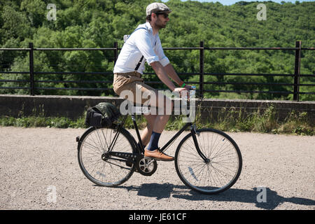 Radfahrer, die Teilnahme im Jahr 2017 Eroica Britannia Veranstaltung in Derbyshire. Stockfoto