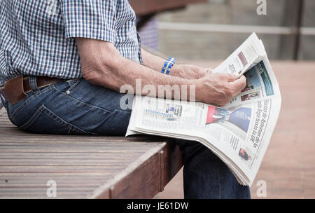 Ältere Mann spanische Zeitungen lesen im freien Stockfoto
