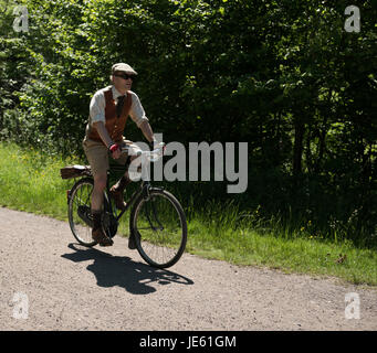 Radfahrer, die Teilnahme im Jahr 2017 Eroica Britannia Veranstaltung in Derbyshire. Stockfoto