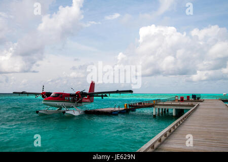 Wasserflugzeug angedockt an der Ankunft Pier, Malediven. Stockfoto