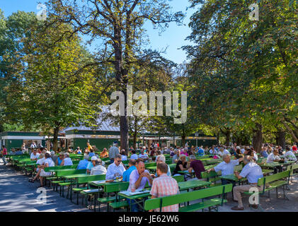 Biergarten am Chinesischen Turm (chinesischen Turm) in den englischen Garten, München, Bayern, Deutschland Stockfoto