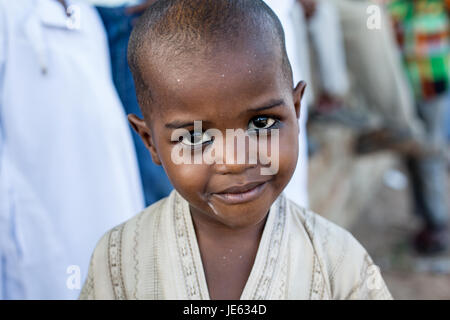 Ältere Muslim besucht die Zefe Prozession während des Festivals von Maulidi, die Geburt des Propheten Mohammed, die Insel Lamu, Kenia, Ostafrika Stockfoto