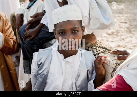 Junger Muslim besucht die Zefe Prozession während des Festivals von Maulidi, die Geburt des Propheten Mohammed, die Insel Lamu, Kenia, Ostafrika Stockfoto