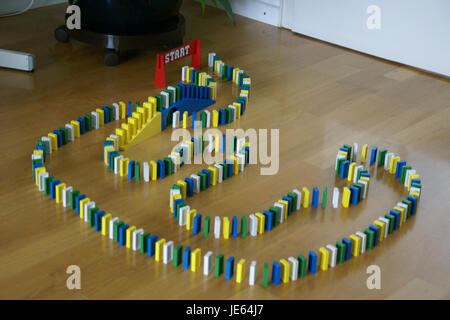 Das Bild zeigt den Domino-Effekt in Neustadt am 3. August 2013, der eine Kettenreaktion von Dominofallen zeigt. Dieses Ereignis demonstriert die Prinzipien der Physik und die dramatische Darstellung einer großen Domino-Darstellung. Stockfoto
