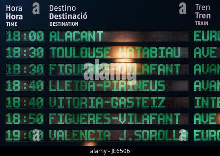Abfahrt und Ankunft Infotafel In Barcelona Bahnhof Stockfoto