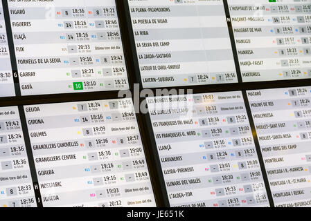 Abfahrt und Ankunft Infotafel In Barcelona Bahnhof Stockfoto