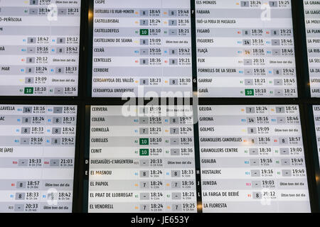 Abfahrt und Ankunft Infotafel In Barcelona Bahnhof Stockfoto