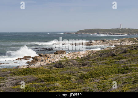 Blick auf die Bucht in Richtung Gefahrenstelle Leuchtturm, Gansbaai, Südafrika Stockfoto