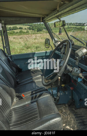 Vordere Innenraum eines klassischen Land Rover-Modells (insbesondere eine Reihe 2a 109). Stockfoto