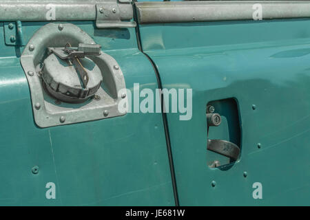 Nahaufnahme der Kraftstofftank Füller Deckel und Treiber Seite Türgriff auf einem klassischen Serie 2 Land Rover (speziell eine Reihe 2a 109). Stockfoto