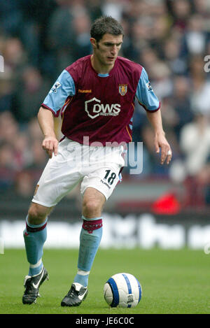 AARON HUGHES ASTON VILLA FC VILLENPARK BIRMINGHAM ENGLAND 13. August 2005 Stockfoto