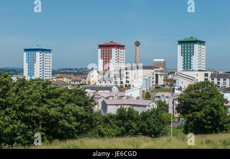 Urheberrechtlich geschütztes Bild von Paul Slater/PSI - Mountwise Türme, Plymouth Devon - Verkleidung, die durch das Feuer bei Grenfell in London entfernt werden. Stockfoto