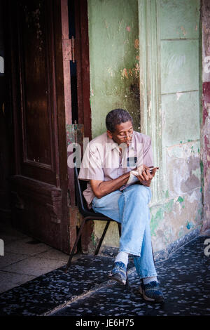 Mann liest Zeitung in Havanna, Kuba Stockfoto