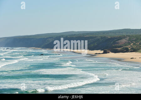 Küste von Carrapateira. Sudoeste Alentejano und Naturpark Costa Vicentina, die wildesten Atlantikküste in Europa. Portugal Stockfoto