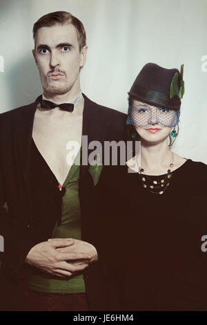 Junges Paar Theaterschauspieler im retro-Stil auf einem hellen Hintergrund. Vintage Studioportrait mit einem Mann und einer Frau Stockfoto