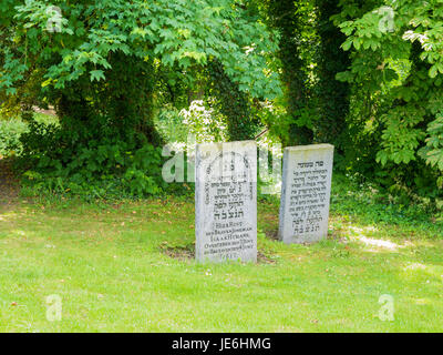 Zwei Gräber mit Grabsteinen auf dem jüdischen Friedhof in alte Stadt von Wijk Bij Duurstede in der Provinz Utrecht, Niederlande Stockfoto