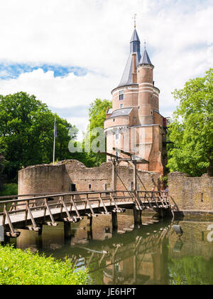 Brücke über den Graben und burgundischen Turm Duurstede Schloss in Wijk Bij Duurstede in der Provinz Utrecht, Niederlande Stockfoto