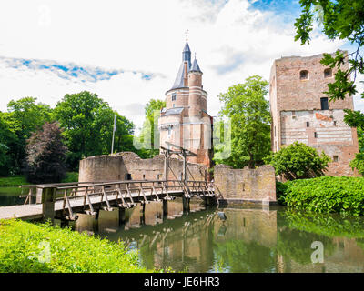 Duurstede Burg mit Bergfried, burgundischen Turm und Brücke über den Wassergraben in Wijk Bij Duurstede in Provinz Utrecht, Niederlande Stockfoto