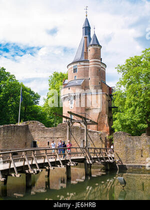 Menschen zu Fuß auf die Brücke über den Burggraben des Schlosses Duurstede in Wijk Bij Duurstede in der Provinz Utrecht, Niederlande Stockfoto