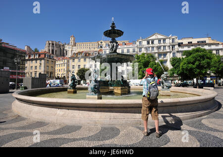 Ein Brunnen in Rossio, dem Hauptplatz in der Altstadt von Lissabon, Portugal Stockfoto