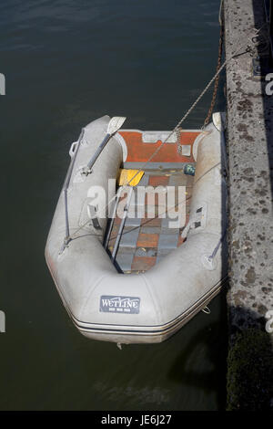 Wetling Schlauchboot vor Anker am Fluss Avon im Bad neben dem Eingang zum Kennet & Avon Kanal Stockfoto