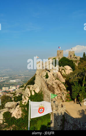 Stadtmauer von Castelo Dos Mouros (Burg der Mauren), stammt aus dem 10. Jahrhundert, ein UNESCO-Weltkulturerbe. Sintra, Portugal Stockfoto