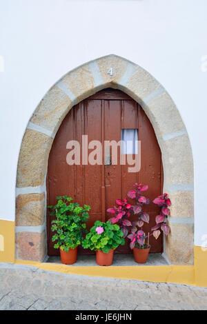 16. Jahrhundert Tür in das historische Dorf Alegrete. Alentejo, Portugal Stockfoto