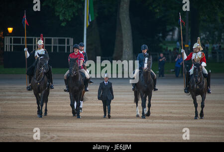 Beating Retreat, London. 14. Juni 2017. Paralympic Gold Medallist Sir Lee Pearson und Servicepersonal von Battleback Rehabilitation Wohltätigkeit Stockfoto