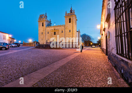 Die Kathedrale von der mittelalterlichen Stadtmauer von Miranda do Douro in der Dämmerung. Trás-os-Montes, Portugal Stockfoto