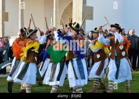 Ein Volk Gruppentanz (Pauliteiros de Miranda) dieser Praxis ein Alter Krieger iberischen. Traditionelle winterfeste in Constantim. Portugal Stockfoto