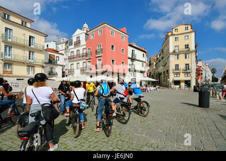 Eine Gruppe von Touristen in Alfama Viertel. Lissabon, Portugal Stockfoto