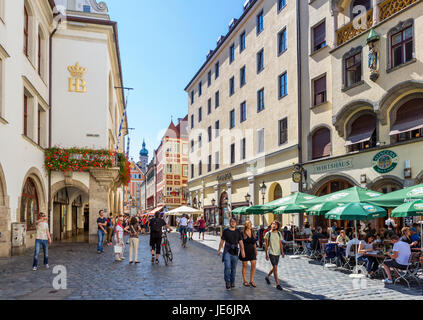 Restaurants und Cafés im Platzl mit der berühmten Hofbräuhaus auf der linken Seite, München, Bayern, Deutschland Stockfoto