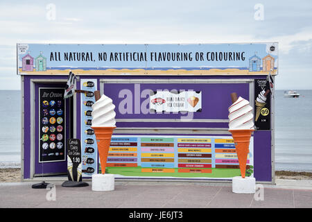 Eis-stand auf der Strandpromenade Swanage, Dorset, England. Stockfoto