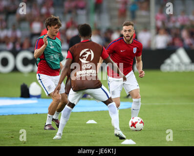 Englands Calum Chambers wärmt vor der UEFA-U21-Europameisterschaft, Gruppe ein Match in der Kolporter Arena Kielce. Stockfoto