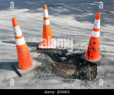 Orange Sicherheit Kegel um den letzten Wartungsarbeiten der Wasserleitung gelegt. Stockfoto