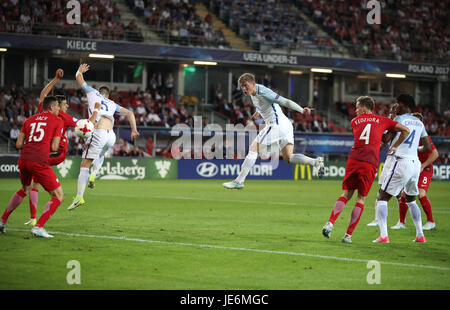 Englands Alfie Mawson (Mitte) geht am Tor in der UEFA-U21-Europameisterschaft, Gruppe ein Match in der Kolporter Arena Kielce. Stockfoto