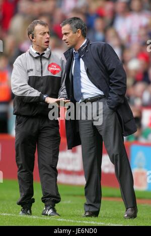 JOSE MOURINHO CHELSEA MANAGER BRAMALL LANE SHEFFIELD ENGLAND 28. Oktober 2006 Stockfoto