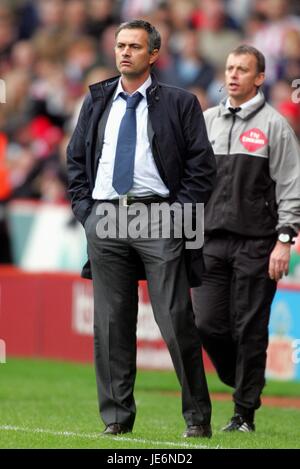 JOSE MOURINHO CHELSEA MANAGER BRAMALL LANE SHEFFIELD ENGLAND 28. Oktober 2006 Stockfoto