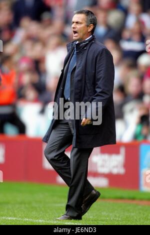 JOSE MOURINHO CHELSEA MANAGER BRAMALL LANE SHEFFIELD ENGLAND 28. Oktober 2006 Stockfoto