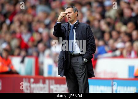 JOSE MOURINHO CHELSEA MANAGER BRAMALL LANE SHEFFIELD ENGLAND 28. Oktober 2006 Stockfoto