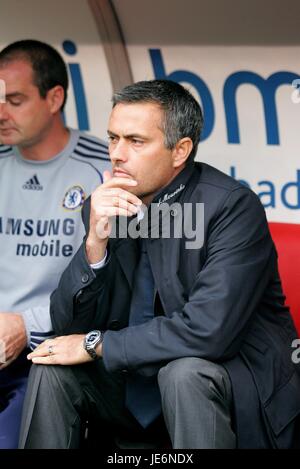 JOSE MOURINHO CHELSEA MANAGER BRAMALL LANE SHEFFIELD ENGLAND 28. Oktober 2006 Stockfoto