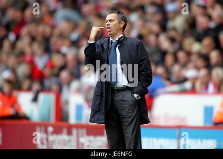 JOSE MOURINHO SHEFFIELD UTD V CHELSEA BRAMALL LANE SHEFFIELD ENGLAND 28. Oktober 2006 Stockfoto