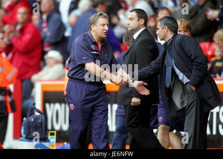 NEIL WARNOCK & JOSE MOURINHO SHEFFIELD UTD V CHELSEA BRAMALL LANE SHEFFIELD ENGLAND 28. Oktober 2006 Stockfoto