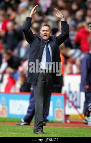 JOSE MOURINHO SHEFFIELD UTD V CHELSEA BRAMALL LANE SHEFFIELD ENGLAND 28. Oktober 2006 Stockfoto